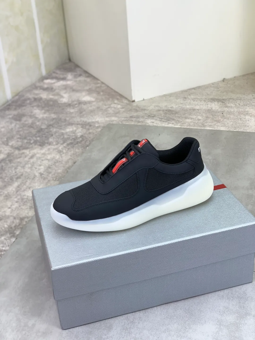 Men's shoes 💰P620 new (higher version) new PRADA (Prada) classic models are on the market at the same time, new men's shoes, 😘fabrics are selected from original imported calfskin. First layer of imported cowhide lining. The original version is awesome! 👍🏿Original open-molded non-slip PU outsole, with exquisite lines, simple and elegant, super comfortable and classy on foot, suitable for leisure travel. Code number: 38-45 (46 customized) 3️⃣ colors available